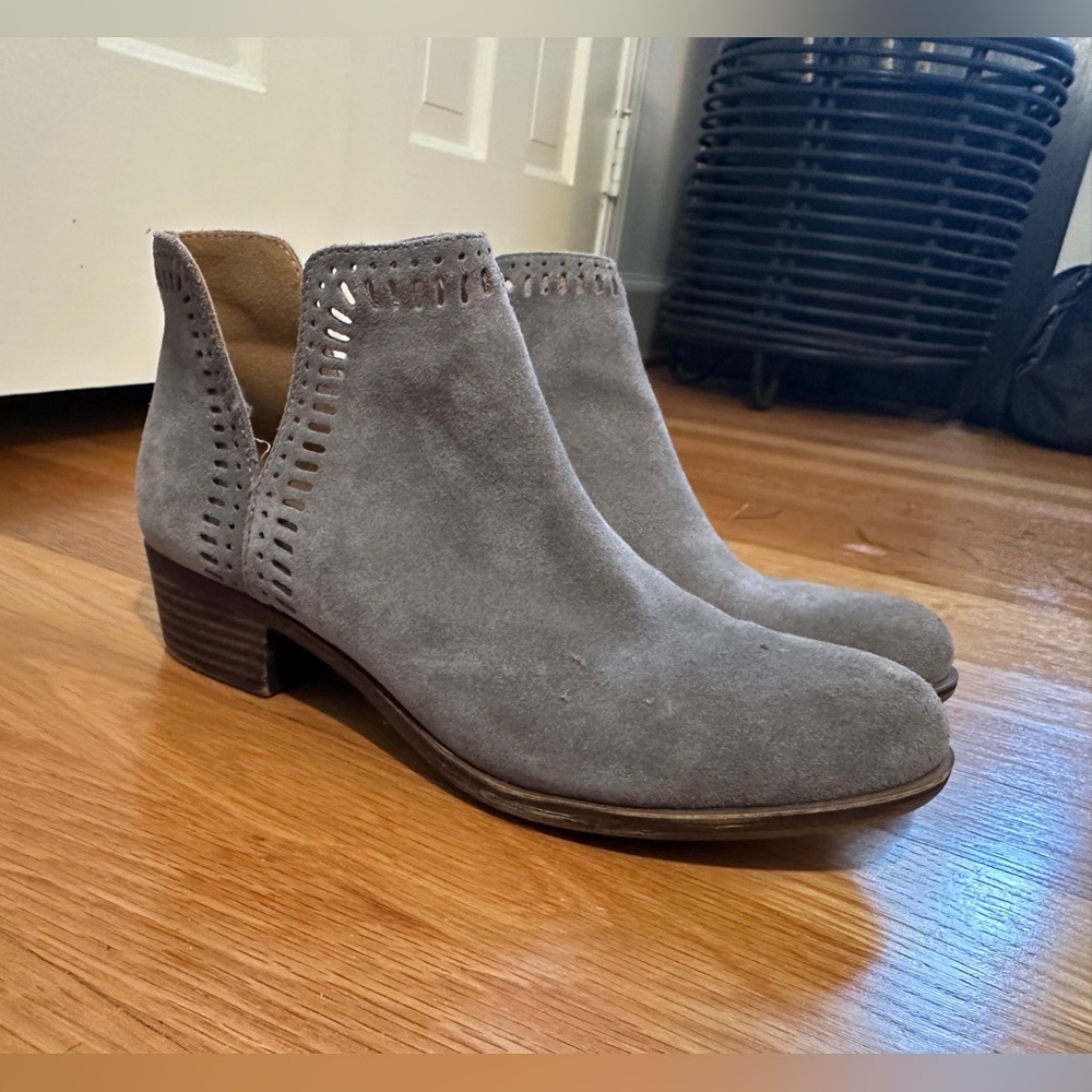 LUCKY BRAND Women’s Taupe Gray BUSTINA Booties Slip On Laser Cut Details Size 8